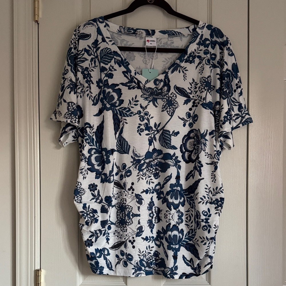 WIHOLL Blue & White Tee with Ruched Sides – XL (NWT)